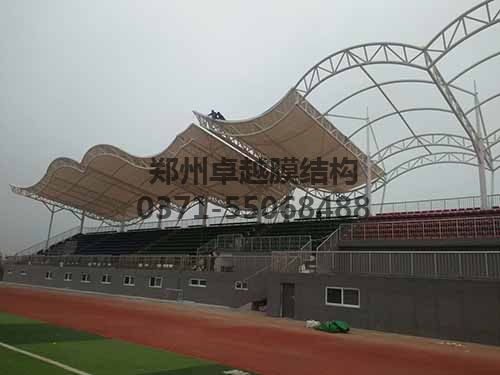 安裝膜結(jié)構(gòu)具有一定危險性，需做好安全措施