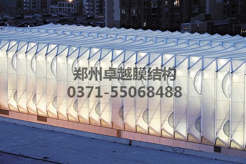 夜間車(chē)站透出柔和的燈光讓人感到非常的溫馨、輕松