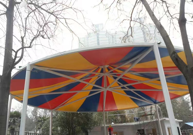 遮陽(yáng)棚下的歡笑樂園