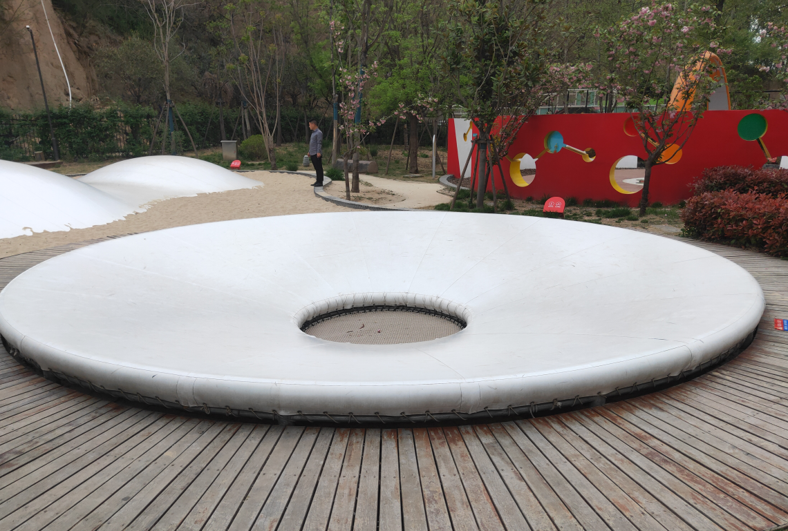 跳躍歡樂：蹦床遮陽(yáng)棚下的夏日樂趣