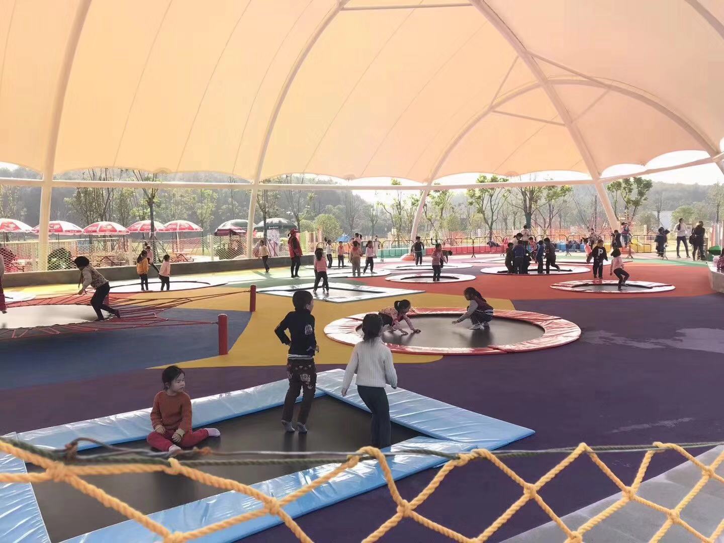 兒童歡樂時(shí)光：用遮陽(yáng)蹦床激發(fā)創(chuàng)造力