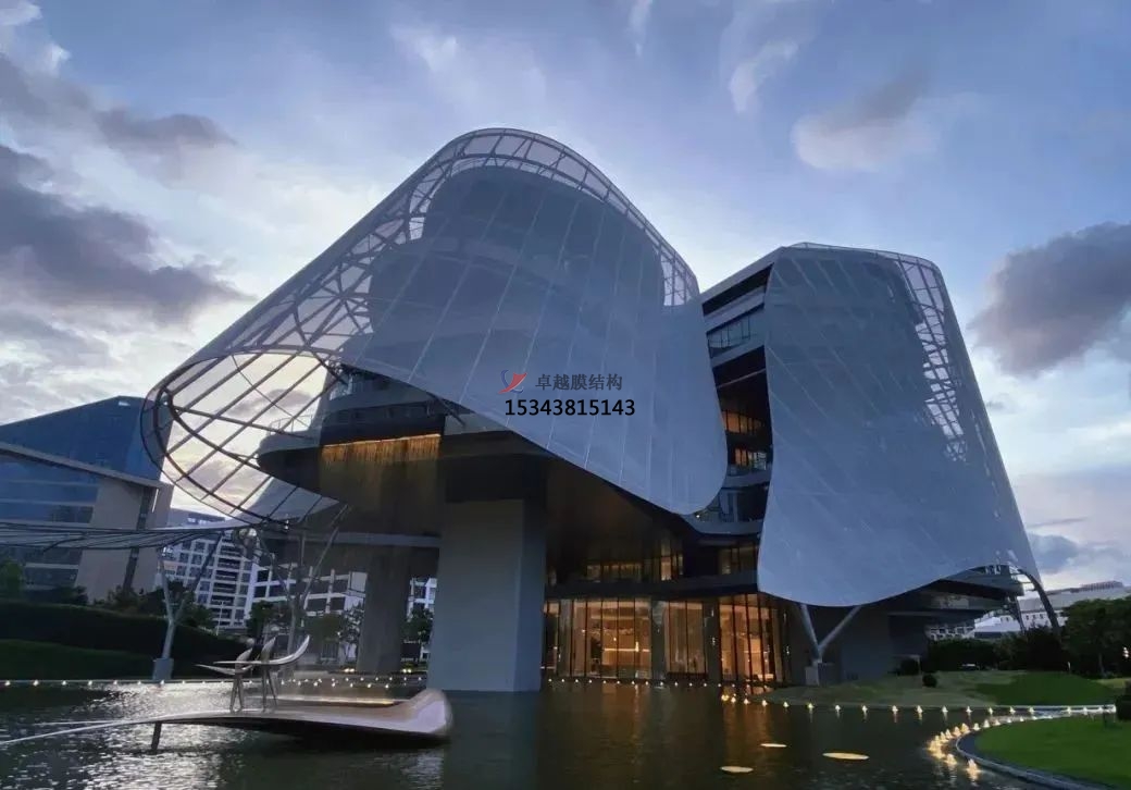 優(yōu)雅而懸浮，<font color='red'>PTFE膜結構</font>外立面建筑