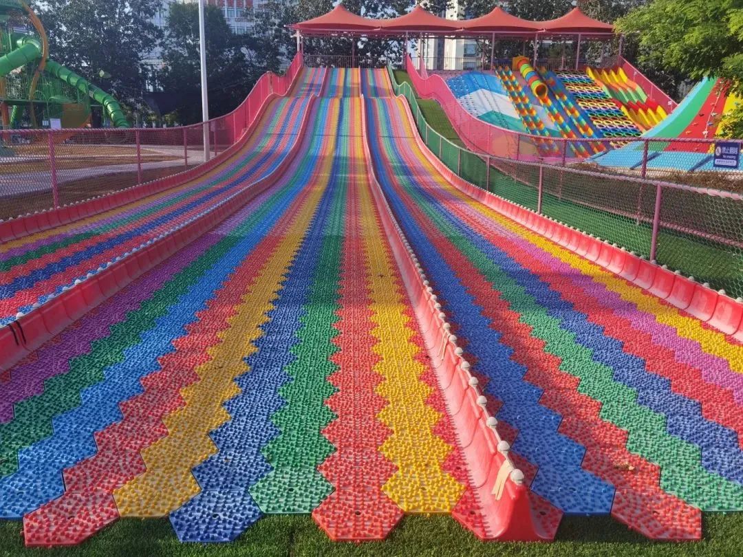 三門(mén)峽滑世界橘紅色<font color='red'>張拉膜結(jié)構(gòu)</font>生產(chǎn)